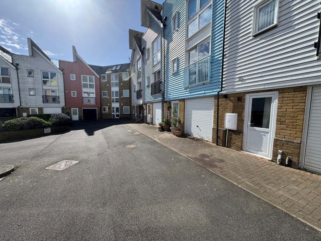 Lot: 15 - TWO-BEDROOM APARTMENT - General view of gated parking